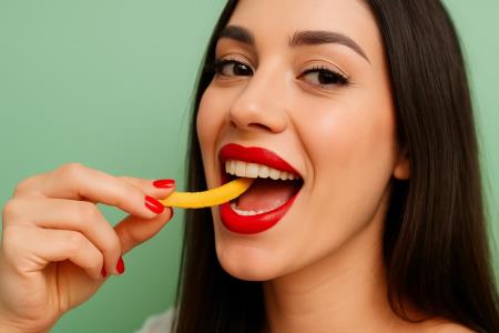 Fünf Alltagslebensmittel, die Ihrem Lächeln heimlich schaden – eines davon essen Sie fast täglich